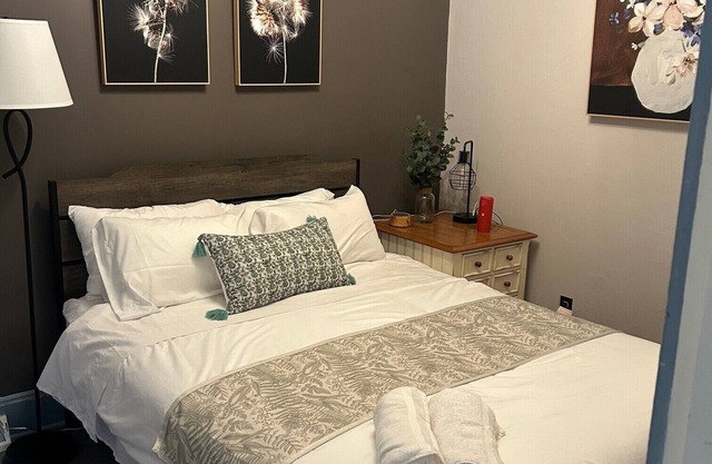 Cozy 1-bedroom apartment in quaint Michigan City with WiFi, AC