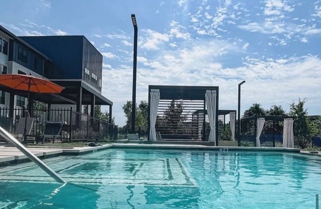 Cozy 1-bedroom apartment in charming Houston with AC, fitness room