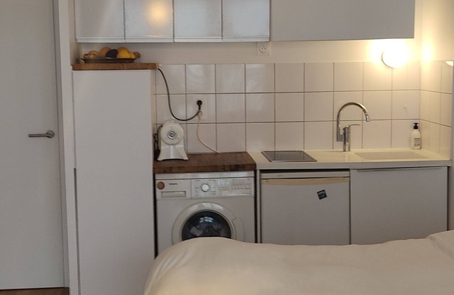 Cozy 1-bedroom apartment in Paris. 20 min walking from Sacré Coeur.