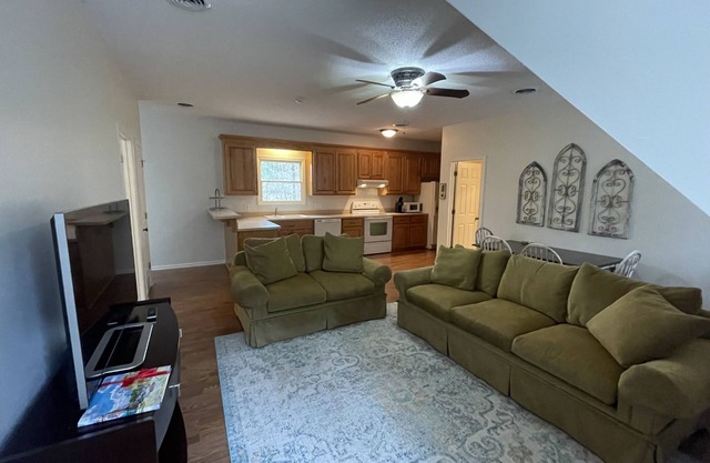 Cozy, 1-bedroom apartment, 11 miles to campus