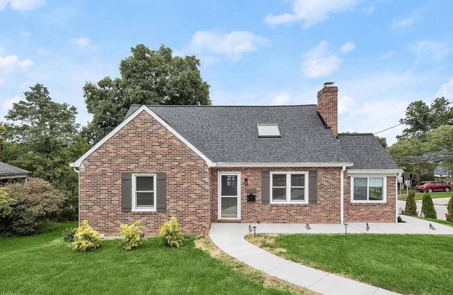 Cozy 1-bedroom apartment with king size bed.