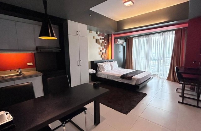 Cozy 1-bedroom condo with WiFi and fitness room in awesome Makati