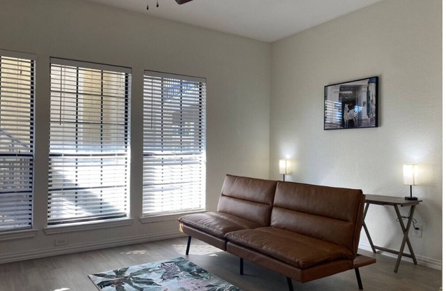 Cozy 1-bedroom condo with AC, fitness room, high speed WiFi in amazing Dallas