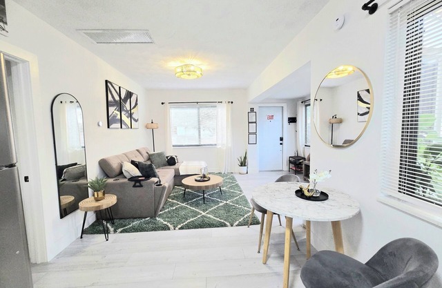 Cozy 1 Bedroom + Patio Near Beaches & HardRock Cafe!