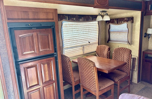Cozy 1 bedroom RV in tranquil in the Hills of Tuscola with AC relaxing