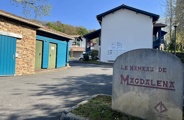 Cozy 1-BR Apartment with Pool near Thermal Baths in Cambo Les Bains, Ideal for 2