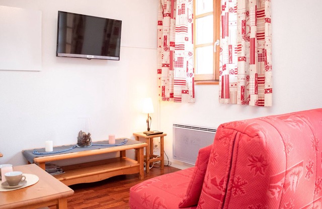 Cozy 1-BR Apartment for 6 with Pool, Balcony, near St Lary Soulan