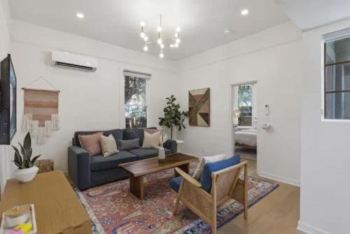 Cozy 1 BR Casita Overflowing with Natural Light