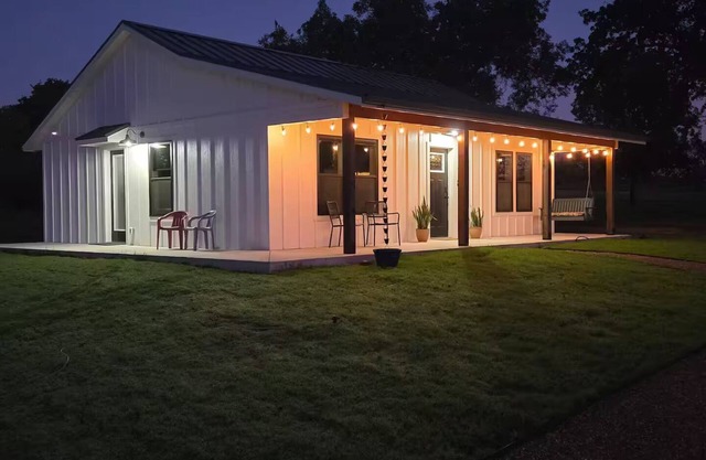 Cozy 1-BR cottage by Shawnee Twin Lakes w/full kitchen & bath,king bed & laundry