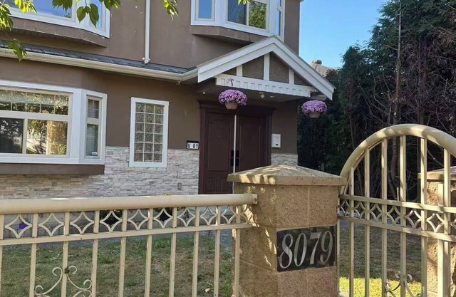 Cozy 1-BR Suite in West Side Kitchen & Living