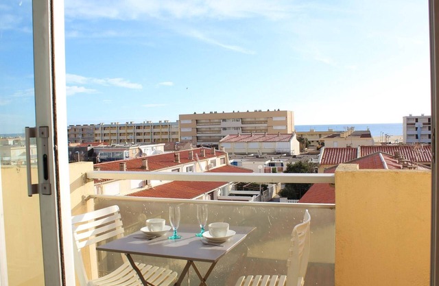 Cozy 1BR Apartment Steps from Beach with Balconies & Wi-Fi