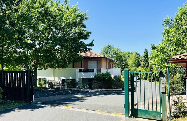 Cozy 1BR Apartment with Pool Access, Near Thermes, Sleeps 4, Parking, Wi-Fi