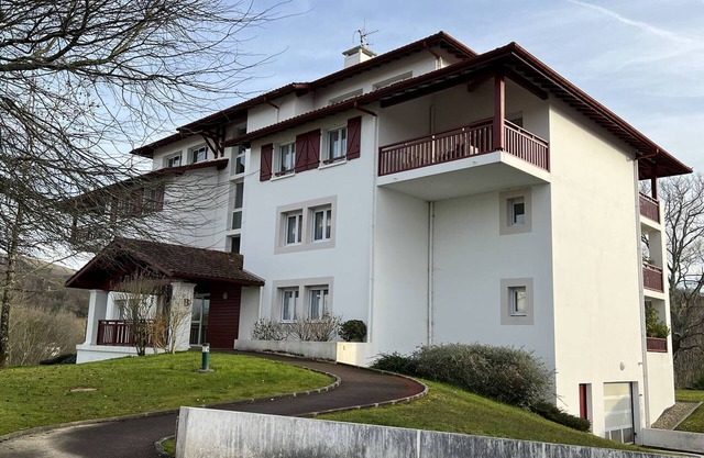 Cozy 1BR Apartment with Terrace, Parking & WiFi in Cambo-les-Bains