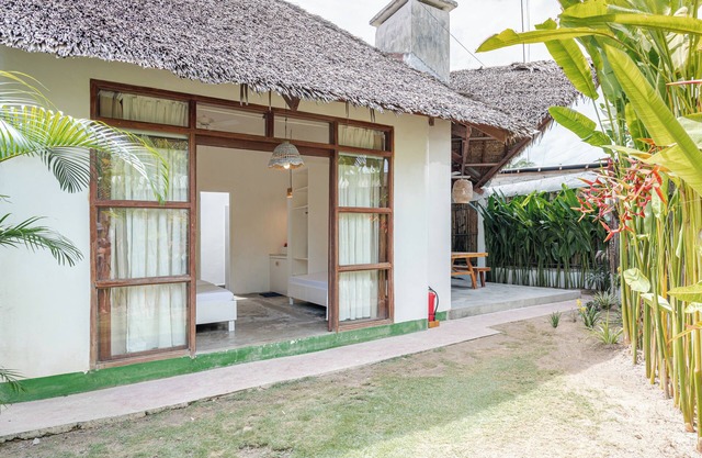 Cozy 2-bd bungalow in GL with generator kitchen & shared pool