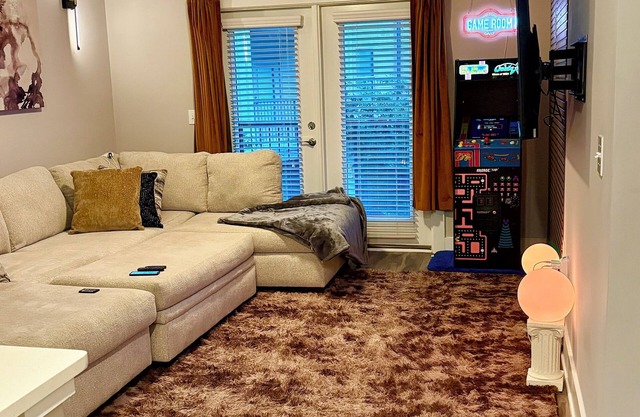 Cozy 2-bedroom apartment in the ♥️ of Atlanta, with WiFi fitness room mins to Mal
