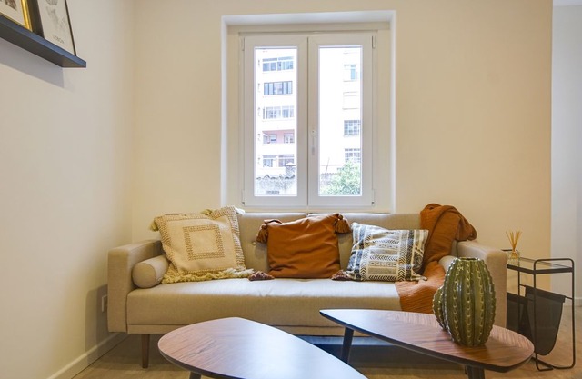 Cozy 2 Bedroom Apartment near Campo Pequeno
