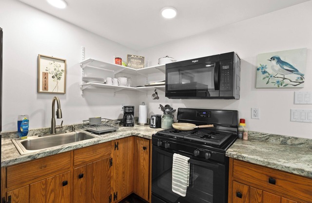 Cozy 2-bedroom apartment with AC, WiFi in charming Remsen