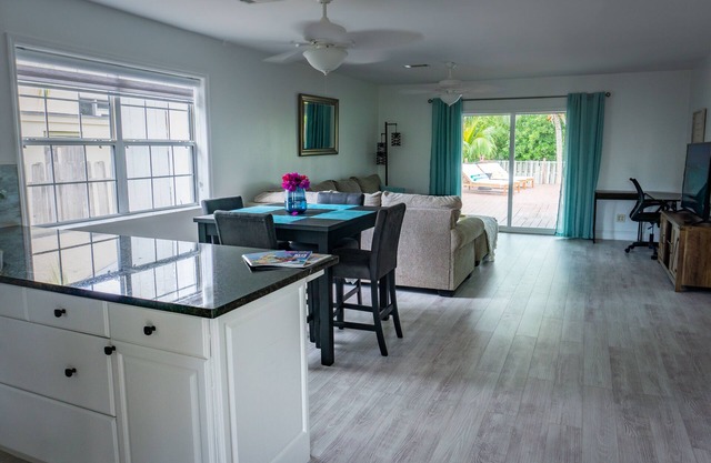 Cozy 2 bedroom Bungalow located in Grace Bay Area - Monthly rates Available