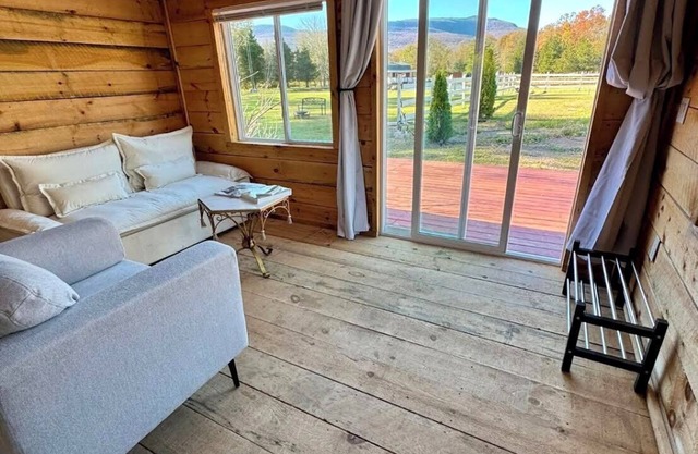 Cozy 2-bedroom cabin in tranquil Catskill with WiFi, AC