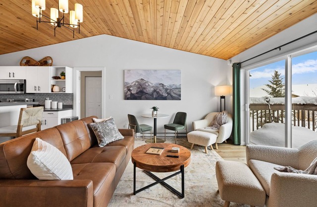 Cozy 2 Bedroom Condo w/Private Hot Tub