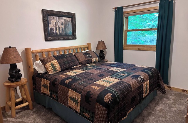 Cozy 2-bedroom Cottage on Chain of Lakes in Eagle River with AC, Dishwasher