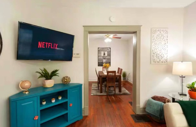 Cozy 2-bedroom house in Kansas City- Walk to Westport and Plaza