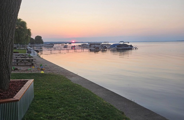 Cozy 2-bedroom log cabin in charming Houghton Lake with AC