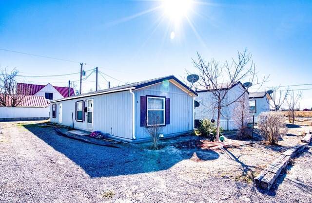 Cozy 2-bedroom mobile home in charming Pecos with AC