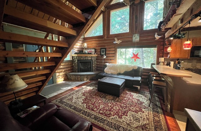 Cozy 2-bedroom ski cabin -sleeps 10!