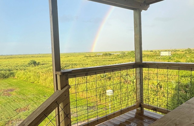 Cozy 2 bedroom slice of paradise in Hopedale, Louisiana, with AC, WiFi