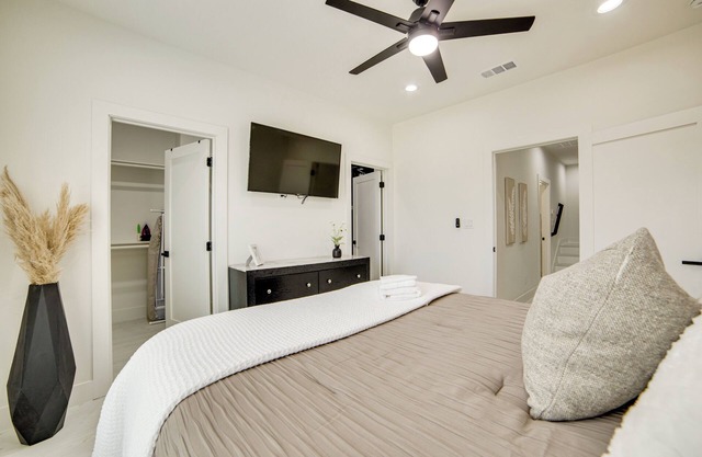 Cozy 2-bedroom townhome with a rooftop in Dallas with AC near love field airport