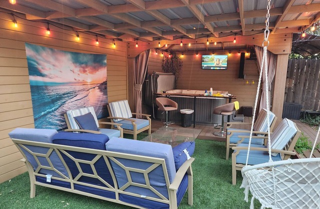 Cozy 2-bedroom with balcony