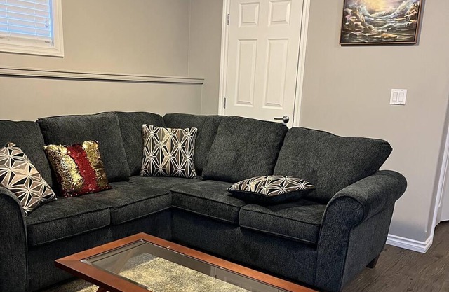 Cozy 2 bedrooms suite. 5 minutes from Confederation Mall!