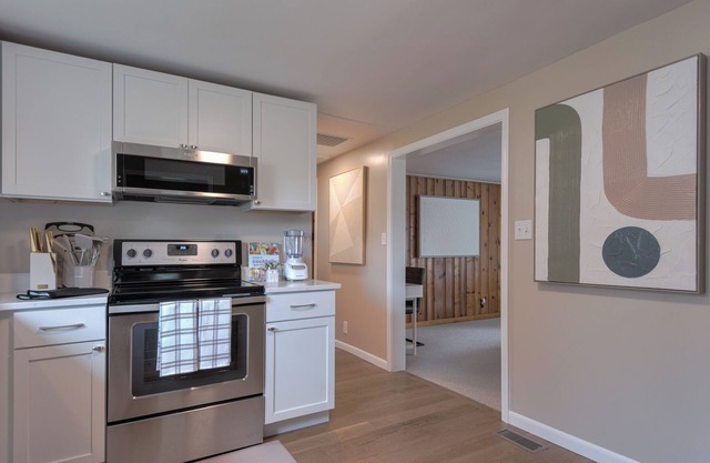 Cozy 2BD/1BA Pets OK, Newly Furnished, Newly Renov, Big Fenced In Yard