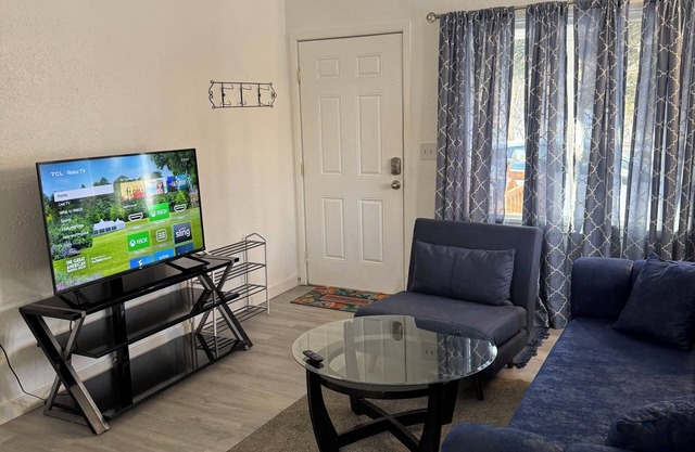 Cozy 2BD House unit 1 Med district
