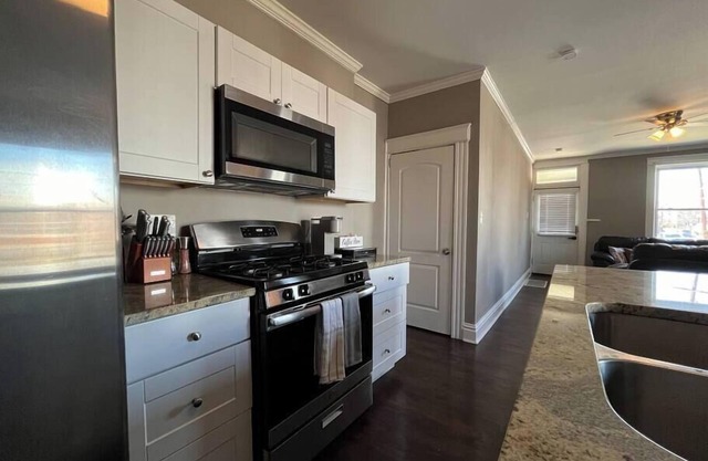 Cozy 2BR-1BA Backyard & King Bed