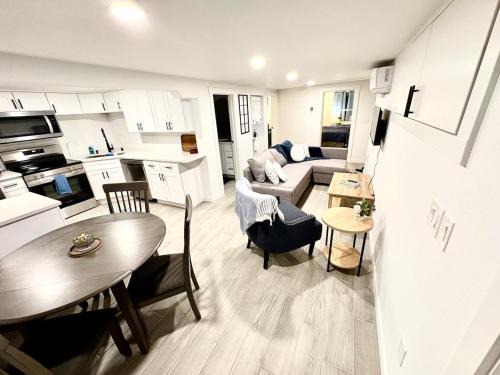 Cozy 2BR - Backyard Fun and Dog Friendly - sleeps 6