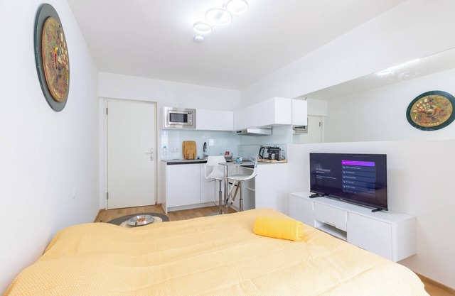 Cozy 2BR Getaway w/Balcony 3Km to City by Tram Dog Friendly