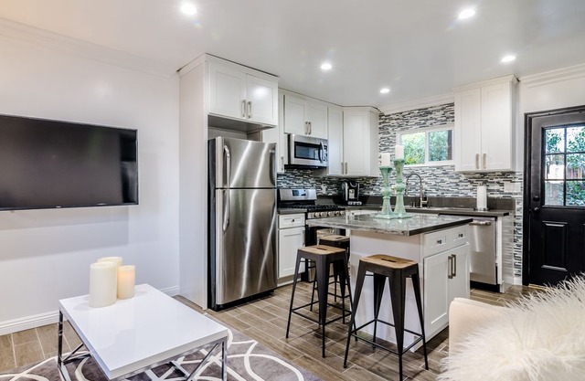 Cozy 2BR Guesthouse, Prime W. LA Location!