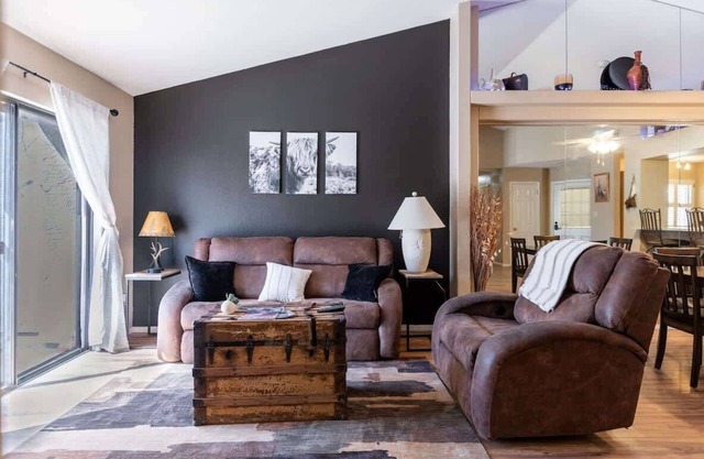 Cozy 2BR House with BBQ, Near Tempe Attractions