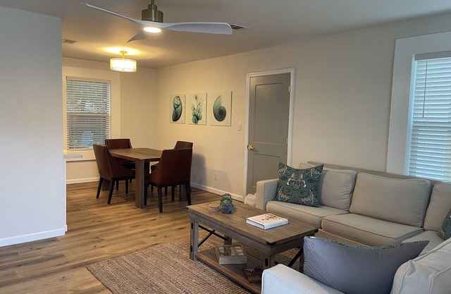 Cozy 3 bed, 2 bath cottage 0.2 miles to boat ramp/waterfront trails Dog friendly