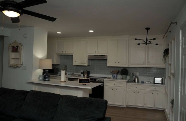 Cozy 3-bedroom 2 bathroom Apartment in Houston. Pool & Modern Comforts