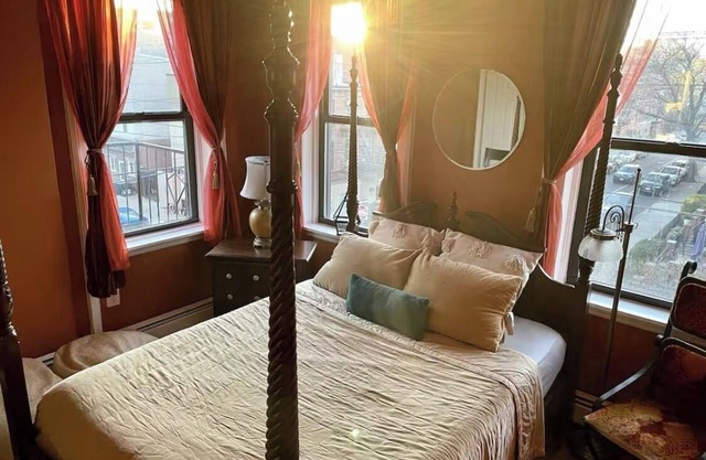 Cozy 3 Bedroom Apartment Downtown Jersey City, One Train Stop to NYC