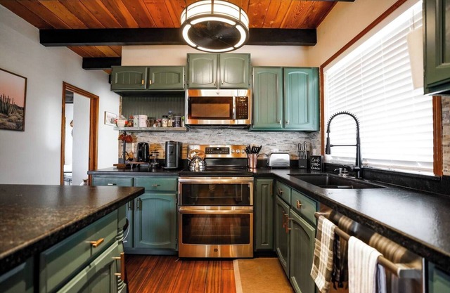 Cozy 3 Bedroom Cabin, Epic Views!