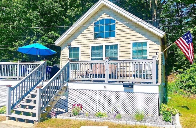 Cozy 3-bedroom cabin on Lake Winnipesaukee!