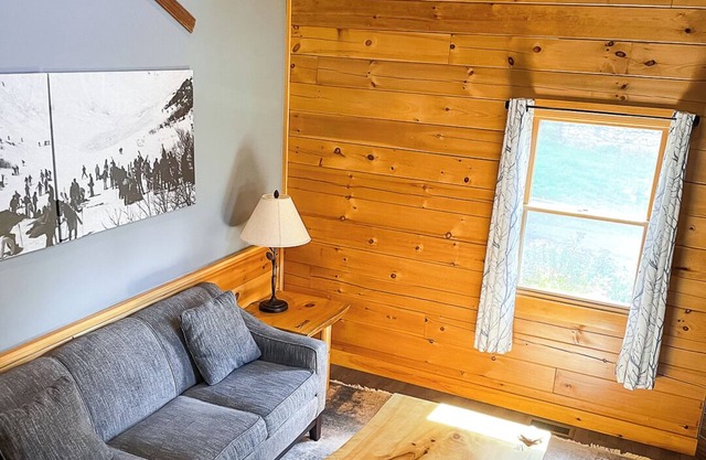 Cozy 3-bedroom Duplex cabin - 1 Side - in peaceful Intervale with WiFi, AC