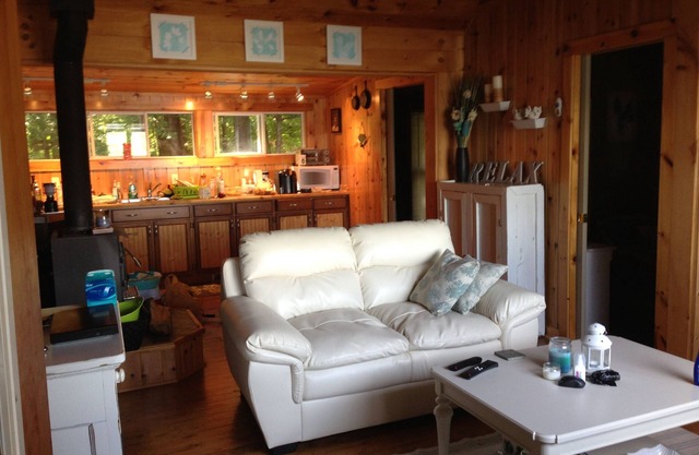 Cozy 3 Bedroom Lakefront Cottage In The Muskoka For Rent