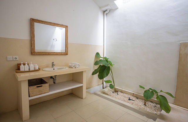 cozy 3 bedrooms villa in quiet location surround tourist area. Family friendly.