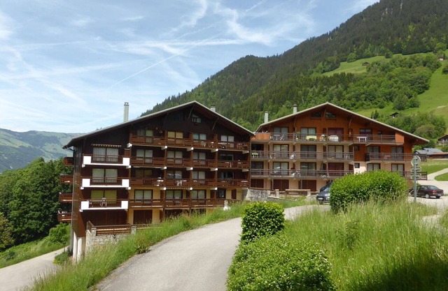 Cozy 4-6 Person Apartment in Village Center - 2 Bedrooms, Steps from Skiing