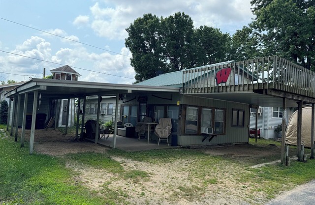 Cozy 4-bedroom cabin with AC, WiFi in River of Lakes!